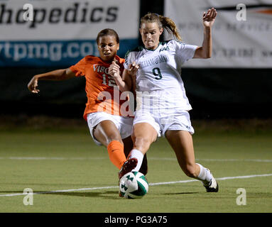 Williamsburg, VA, Stati Uniti d'America. 23 Ago, 2018. 20180823 - Virginia defender CLAIRE costante (12) e William e Maria avanti SARAH SEGAN (9) battaglia per la sfera nella seconda metà alla famiglia Martin Stadium di Williamsburg, Virginia Credit: Chuck Myers/ZUMA filo/Alamy Live News Foto Stock