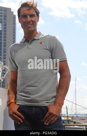 New York, Stati Uniti d'America. 23 Agosto, 2018. 2017 US Open campione Rafael Nadal di Spagna assiste 2018 US Open disegnare cerimonia al posto di Brookfield a Manhattan Credito: Leonard Zhukovsky/Alamy Live News Foto Stock