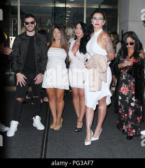 New York, Stati Uniti d'America. Agosto 23, 2018 Vinny Guadagnino, Denna Nicole Cortese, Angelina Plvarnick, Jenni JWOWW Farley, Nicole Elizabeth Snooki LaValle, in mostra oggi a parlare della realtà serie Jersey Shore vacanze famiglia parte 2 in New York. Agosto 23, 2018 Credit:RW/MediaPunch Credito: MediaPunch Inc/Alamy Live News Foto Stock