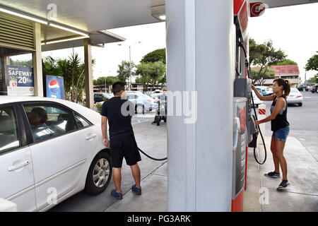 Honolulu, Hawaii. 23 Ago, 2018. La gente di fare rifornimento di carburante le loro vetture per prepararsi per il prossimo uragano in corrispondenza di una stazione di rifornimento a Honolulu delle Hawaii, Stati Uniti, 22 Agosto, 2018. Uragano Lane, predetta come la più grande minaccia meteo alle Hawaii in decenni, spostato pericolosamente vicino alla stato di Aloha giovedì mattina, innescando heavy rain, frane e inondazioni. La centrale della tempesta, misurato dagli scienziati come la più grave categoria 5, potrebbe diventare il primo grande uragano di fare approdo nello stato in 26 anni da giovedì a venerdì, forecasters detto. Ruibo) Credito: Xinhua/Alamy vivere N Foto Stock