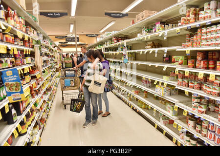 Honolulu, Hawaii. 23 Ago, 2018. Le persone acquistano acqua e viveri per prepararsi per il prossimo uragano in un supermercato a Honolulu delle Hawaii, Stati Uniti, 22 Agosto, 2018. Uragano Lane, predetta come la più grande minaccia meteo alle Hawaii in decenni, spostato pericolosamente vicino alla stato di Aloha giovedì mattina, innescando heavy rain, frane e inondazioni. La centrale della tempesta, misurato dagli scienziati come la più grave categoria 5, potrebbe diventare il primo grande uragano di fare approdo nello stato in 26 anni da giovedì a venerdì, forecasters detto. Credito: Xinhua/Alamy Live Foto Stock