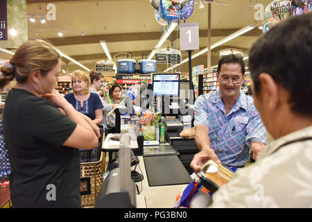 (180823) -- HONOLULU, Agosto 23, 2018 (Xinhua) -- la gente compra acqua e viveri per prepararsi per il prossimo uragano in un supermercato a Honolulu delle Hawaii, Stati Uniti, 22 Agosto, 2018. Uragano Lane, predetta come la più grande minaccia meteo alle Hawaii in decenni, spostato pericolosamente vicino alla stato di Aloha giovedì mattina, innescando heavy rain, frane e inondazioni. La centrale della tempesta, misurato dagli scienziati come la più grave categoria 5, potrebbe diventare il primo grande uragano di fare approdo nello stato in 26 anni da giovedì a venerdì, forecasters detto. (Xinhua/Sun Foto Stock