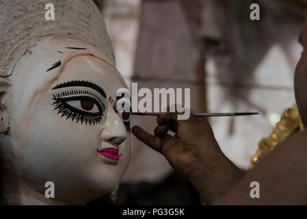 Creta immagine rendendo,Clay artista,pittura occhio, dea Saraswati ,Kumartuli,creta immagine hub,Kolkata,l'India. Foto Stock