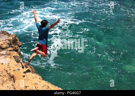 Pronti per fare il salto cliff jumping in Grecia la libertà Foto Stock