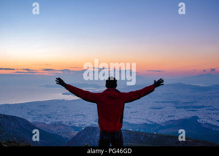 Successo! Realizzare i tuoi sogni, conquista la montagna. Tramonto di Atene in Grecia Foto Stock