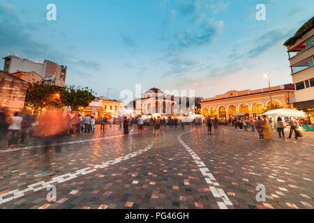 Una lunga esposizione, ampio riprese di notte, Piazza Monastiraki Atene Grecia Foto Stock