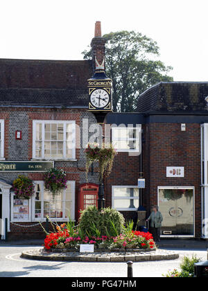 L'orologio in piazza a vescovi Waltham, Hamshire, England, Regno Unito Foto Stock