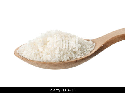 Close up di un cucchiaio di legno con scaglie di noce di cocco isolato su bianco Foto Stock