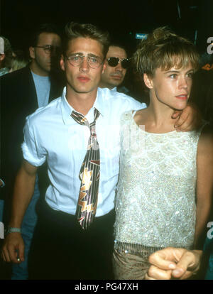 WESTWOOD, CA - Luglio 29: attore Jason Priestley e attrice Christine Elise frequentare il 'Buffy the Vampire Slayer' Westwood Premiere sulla luglio 29, 1992 al Mann Village Theatre di Westwood, California. Foto di Barry re/Alamy Stock Photo Foto Stock