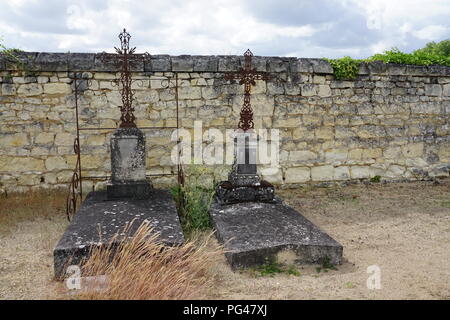 Molto vecchio metallo arrugginito croce e abbandonato gli oggetti contrassegnati per la rimozione definitiva in un paese cimitero in Francia Foto Stock