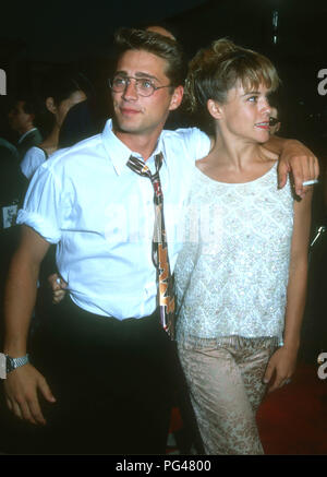 WESTWOOD, CA - Luglio 29: attore Jason Priestley e attrice Christine Elise frequentare il 'Buffy the Vampire Slayer' Westwood Premiere sulla luglio 29, 1992 al Mann Village Theatre di Westwood, California. Foto di Barry re/Alamy Stock Photo Foto Stock