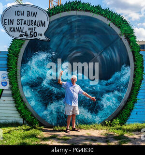 Berlin Mauer Park. Il punto di ingresso per un tunnel-alesatrice che è lo scavo di un 650 metri lungo canale di stoccaggio per le acque reflue Senior uomo & tunnel. Foto Stock