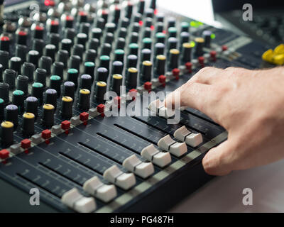 Dj console di mixaggio in music studio Foto Stock