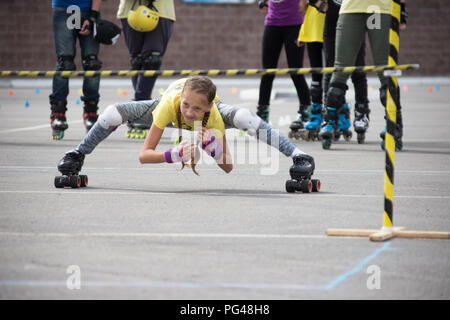 La Bielorussia, Gomel, Giugno 24, 2018. Park.Competition centrale nel rullo sport.Un atleta su pattini a rotelle scorre sotto il barbell.incredibile stiramento di un Foto Stock