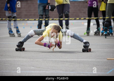 La Bielorussia, Gomel, Giugno 24, 2018. Park.Competition centrale nel rullo sport.Un atleta su pattini a rotelle scorre sotto il barbell.incredibile stiramento di un Foto Stock