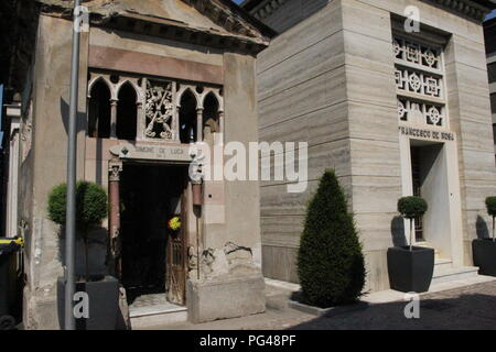 Casoria Arzano casavatore, Italia. Il 22 agosto, 2018. Presso il Cimitero di consorzio di Casoria-Arzano-Casavatore, si trova la cappella gentilizia, la cappella porta il nome di De Luca: al suo interno sono sepolti Simone De Luca, Daniele e Amalia Frauenfelder, esponenti di una famiglia franco-tedesca. Sulla tomba di Amalia la statua raffigurante una donna sdraiata, i visitatori del cimitero di portare fiori, convinto che questa donna può facilitare loro in comunicazione con Dio e con i loro parenti defunti.Nella foto una vista esterna della cappella Credito: Salvatore Esposito/Pacific Press/Alamy Live News Foto Stock