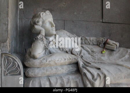 Casoria Arzano casavatore, Italia. Il 22 agosto, 2018. Presso il Cimitero di consorzio di Casoria-Arzano-Casavatore, si trova la cappella gentilizia, la cappella porta il nome di De Luca: al suo interno sono sepolti Simone De Luca, Daniele e Amalia Frauenfelder, esponenti di una famiglia franco-tedesca. Sulla tomba di Amalia la statua raffigurante una donna sdraiata, i visitatori del cimitero di portare fiori, convinto che questa donna può facilitare loro in comunicazione con Dio e con i loro parenti defunti.Nella foto una vista interna della cappella Credito: Salvatore Esposito/Pacific Press/Alamy Live News Foto Stock
