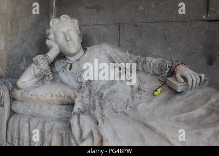 Casoria Arzano casavatore, Italia. Il 22 agosto, 2018. Presso il Cimitero di consorzio di Casoria-Arzano-Casavatore, si trova la cappella gentilizia, la cappella porta il nome di De Luca: al suo interno sono sepolti Simone De Luca, Daniele e Amalia Frauenfelder, esponenti di una famiglia franco-tedesca. Sulla tomba di Amalia la statua raffigurante una donna sdraiata, i visitatori del cimitero di portare fiori, convinto che questa donna può facilitare loro in comunicazione con Dio e con i loro parenti defunti.Nella foto una vista interna della cappella Credito: Salvatore Esposito/Pacific Press/Alamy Live News Foto Stock