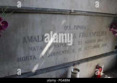 Casoria Arzano casavatore, Italia. Il 22 agosto, 2018. Presso il Cimitero di consorzio di Casoria-Arzano-Casavatore, si trova la cappella gentilizia, la cappella porta il nome di De Luca: al suo interno sono sepolti Simone De Luca, Daniele e Amalia Frauenfelder, esponenti di una famiglia franco-tedesca. Sulla tomba di Amalia la statua raffigurante una donna sdraiata, i visitatori del cimitero di portare fiori, convinto che questa donna può facilitare loro in comunicazione con Dio e con i loro parenti defunti.Nella foto una vista interna della cappella Credito: Salvatore Esposito/Pacific Press/Alamy Live News Foto Stock