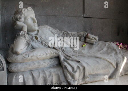 Casoria Arzano casavatore, Italia. Il 22 agosto, 2018. Presso il Cimitero di consorzio di Casoria-Arzano-Casavatore, si trova la cappella gentilizia, la cappella porta il nome di De Luca: al suo interno sono sepolti Simone De Luca, Daniele e Amalia Frauenfelder, esponenti di una famiglia franco-tedesca. Sulla tomba di Amalia la statua raffigurante una donna sdraiata, i visitatori del cimitero di portare fiori, convinto che questa donna può facilitare loro in comunicazione con Dio e con i loro parenti defunti.Nella foto una vista interna della cappella Credito: Salvatore Esposito/Pacific Press/Alamy Live News Foto Stock
