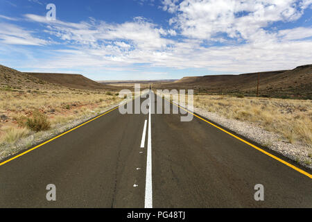 Lungo tratto rettilineo di asfalto autostrada attraverso il Deserto della Namibia in Africa Foto Stock