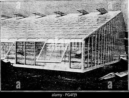 . Dreer la verdura sotto vetro : un po' handbook raccontando come fino al suolo durante i dodici mesi dell'anno. Verdure; Cold-frame. 34 dreer la verdura sotto vetro. di economia di tempo, è spiegato nei capitoli sulla lattuga e cetrioli. Un grande aiuto in materia di modifica del suolo di queste grandi case è la piccola porta sul lato nord della casa, come qui di seguito illustrato. Una linea di queste porte si estende da estremità a estremità della forzatura house, essendo tagliato attraverso la doppia parete di schede sul lato freddo dell'edificio. Le porte sono, naturalmente, permanentemente chiusa durante la stagione invernale.. Foto Stock