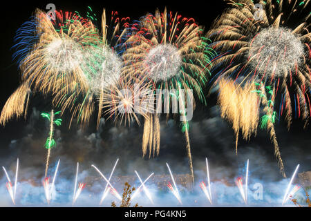 Nuovo anno celebrazione coloratissimi fuochi d'artificio. Nuovo anno e vacanze concetto. Foto Stock