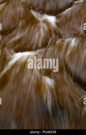 Acqua Bianca patterns in rapidamente il fiume che scorre Foto Stock