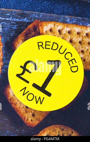 Ridotto a 1 € ora adesivo sulla scatola di Islanda Cracker di lusso biscotti di selezione Foto Stock
