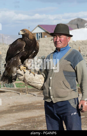 Eagle cacciatore con la sua aquila. Tolbo, Bayan-Ölgii,Mongolia Foto Stock