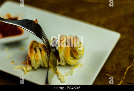 Mummie di salsiccia in pasta scary halloween cibo festa divertente con gli occhi, cibo per bambini Foto Stock