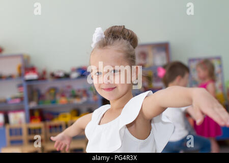 La Bielorussia, Gomel, 29 maggio 2018. La scuola materna è centrale. Open Day.Pre-School girl Foto Stock
