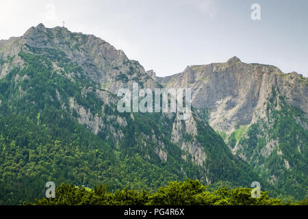 Montagne di Bucegi e Caraiman peak come visto dal Palazzo Cantacuzino, Busteni, Romania, l'Europa. Foto Stock