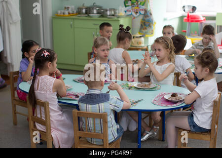 La Bielorussia, Gomel, 29 maggio 2018. La scuola materna è centrale. Open Day.mangiare nella scuola materna Foto Stock