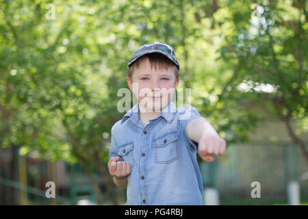 La Bielorussia, la città di Gomel, 04 aprile 2018. Il centro di asilo. Open day.Un ragazzo preschooler mostra un carato reception. Foto Stock