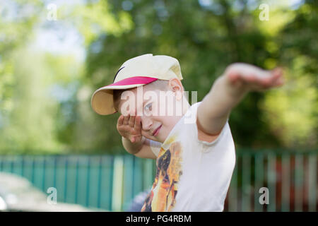 La Bielorussia, la città di Gomel, 04 aprile 2018. Il centro di asilo. Open day.Un ragazzo preschooler mostra un carato reception. Foto Stock