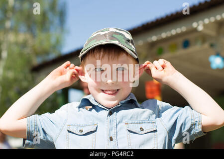 La Bielorussia, la città di Gomel, 04 aprile 2018. Il centro di asilo. Open day.Il ragazzo rende facce Foto Stock