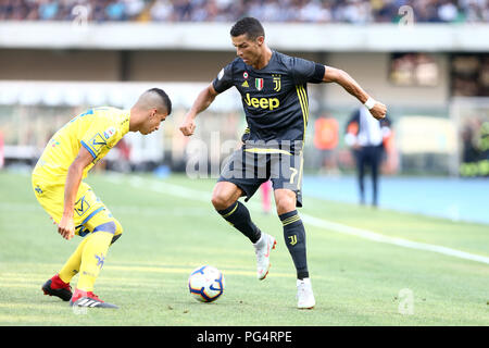 Cristiano Ronaldo della Juventus FC in azione durante la serie di una partita di calcio tra Chievo Verona e la Juventus fc. Foto Stock