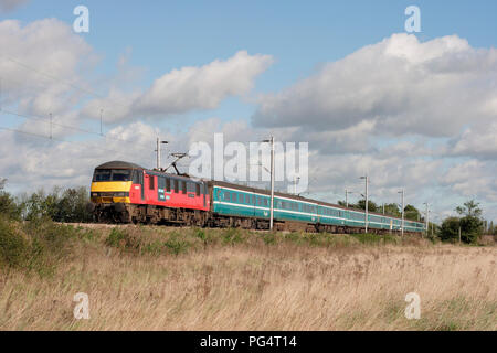 Una classe 90 AC locomotore elettrico numero 90019 "Penny Black' nella Red RES livrea postali lavorando un servizio Anglia vicino Marks Tey. Foto Stock