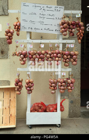 Visualizzazione di Roscoff cipolle al di fuori del negozio in Rue Gambetta, Roscoff, Finisterre, Bretagna Francia Foto Stock