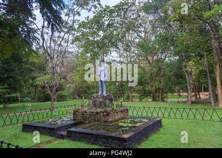 Statua nella Royal Gardens presso la cittadella storica monumento di Sigiriya o Lion Rock nel Triangolo Culturale dello Sri Lanka Foto Stock