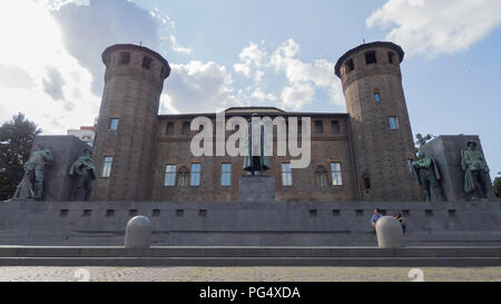 Agosto 2018: monumento in memoria di generale Emanuele Filiberto duca d'Aosta Savoy con dietro il castello casaforte. Siamo nel tardo pomeriggio di un wa Foto Stock