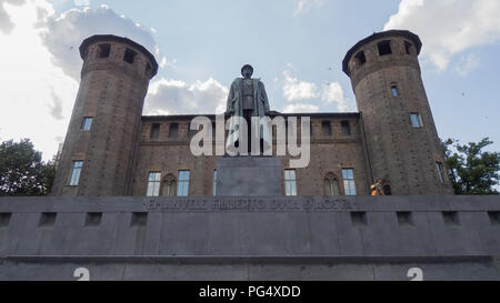 Agosto 2018: monumento in memoria di generale Emanuele Filiberto duca d'Aosta Savoy con dietro il castello casaforte. Siamo nel tardo pomeriggio di un wa Foto Stock