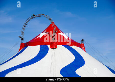 Una a strisce blu tenda del circo nel verde della natura Foto Stock