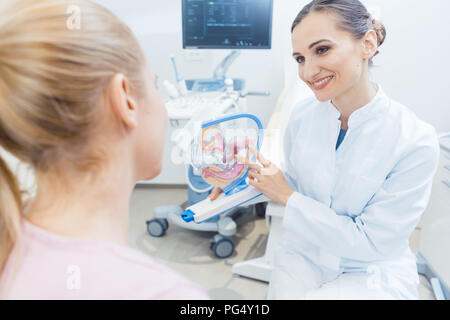 Donna senza figli nella clinica di fertilità parlando al medico Foto Stock