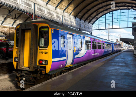 Nord classe rampa 156 sprinter treni passeggeri in attesa in una stazione nello Yorkshire, Inghilterra. Foto Stock