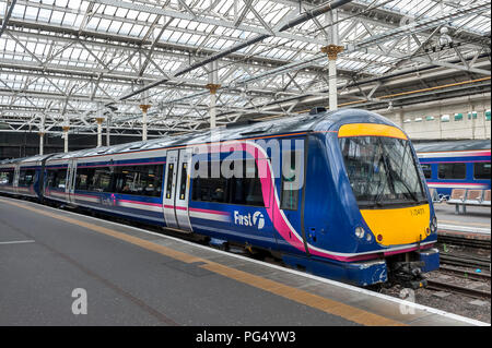 Classe ScotRail 170 Turbostar treni passeggeri in attesa in una stazione ferroviaria nel Regno Unito. Foto Stock