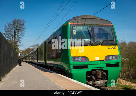 Classe 321 treni passeggeri in London Midland livrea in attesa in una piccola stazione ferroviaria sulla linea di Abbazia, Inghilterra. Foto Stock