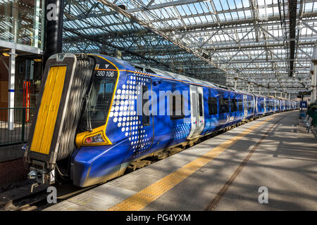 Classe ScotRail 380 Desiro treni passeggeri in attesa presso una stazione NEL REGNO UNITO. Foto Stock