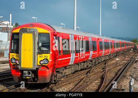 Classe 387 passeggeri in treno Gatwick Express livrea, Londra, Inghilterra. Foto Stock